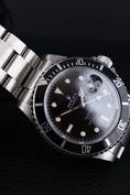 Carica l'immagine nel visualizzatore della galleria, Rolex Submariner Date 16610 - Detail view 2
