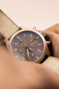 Charger l'image dans la visionneuse de la galerie, IWC Fliegeruhr Chronograph Top Gun IW389402 Box + og. Papiere "Mojave Desert", 2023, 41mm
