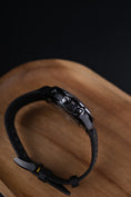 Bild in Galerie-Betrachter laden, Omega Speedmaster Dark Side Of The Moon 31192443001001 - Detailansicht 10
