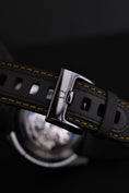 Bild in Galerie-Betrachter laden, Omega Speedmaster Dark Side Of The Moon 31192443001001 - Detailansicht 6
