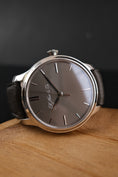 Cargar la imagen en la vista de la galería, H.Moser & Cie Endeavour Monard Centre Seconds 343505015 Box + og. Papiere Platinum, 40mm, Grey Dial
