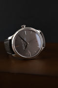 Cargar la imagen en la vista de la galería, H.Moser & Cie Endeavour Monard Centre Seconds 343505015 Box + og. Papiere Platinum, 40mm, Grey Dial
