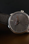 Cargar la imagen en la vista de la galería, H.Moser & Cie Endeavour Monard Centre Seconds 343505015 Box + og. Papiere Platinum, 40mm, Grey Dial
