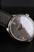Cargar la imagen en la vista de la galería, H.Moser & Cie Endeavour Monard Centre Seconds 343505015 Box + og. Papiere Platinum, 40mm, Grey Dial
