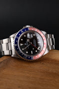 Charger l'image dans la visionneuse de la galerie, Rolex GMT Master II 16710 Box + og. Papiere Pepsi, A-Series, LC100, Serviced, Faded Bezel
