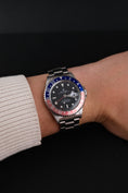 Charger l'image dans la visionneuse de la galerie, Rolex GMT Master II 16710 Box + og. Papiere Pepsi, A-Series, LC100, Serviced, Faded Bezel
