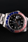 Charger l'image dans la visionneuse de la galerie, Rolex GMT Master II 16710 Box + og. Papiere Pepsi, A-Series, LC100, Serviced, Faded Bezel
