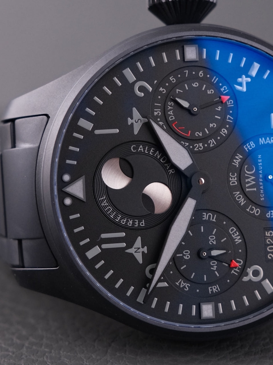 IWC Big Pilot’s Watch Perpetual Calendar TOP GUN Ceratanium IW503604 - Detailansicht 3