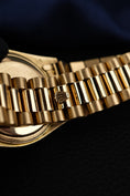 Bild in Galerie-Betrachter laden, Rolex Day-Date 36 18038 Yellow Gold, Blue Vignette Diamond Dial
