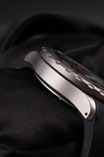 Carica l'immagine nel visualizzatore della galleria, Sinn U1 1010 Box + og. Papiere Black Dial 44 inkl. Wechselband
