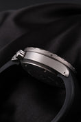 Carica l'immagine nel visualizzatore della galleria, Sinn U1 1010 Box + og. Papiere Black Dial 44 inkl. Wechselband
