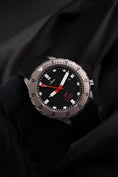 Carica l'immagine nel visualizzatore della galleria, Sinn U1 1010 Box + og. Papiere Black Dial 44 inkl. Wechselband
