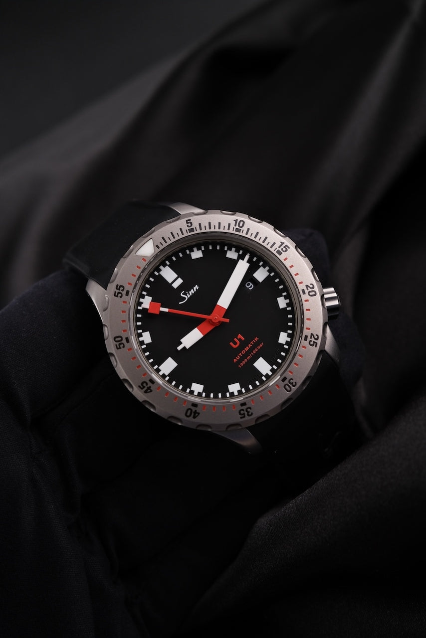 Sinn U1 1010 Box + og. Papiere Black Dial 44 inkl. Wechselband