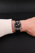 Carica l'immagine nel visualizzatore della galleria, Sinn U1 1010 Box + og. Papiere Black Dial 44 inkl. Wechselband
