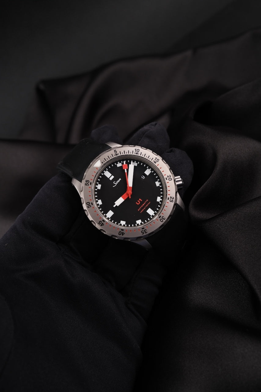 Sinn U1 1010 Box + og. Papiere Black Dial 44 inkl. Wechselband