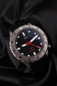 Carica l'immagine nel visualizzatore della galleria, Sinn U1 1010 Box + og. Papiere Black Dial 44 inkl. Wechselband
