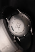 Carica l'immagine nel visualizzatore della galleria, Sinn U1 1010 Box + og. Papiere Black Dial 44 inkl. Wechselband
