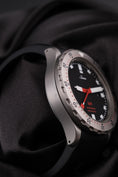 Carica l'immagine nel visualizzatore della galleria, Sinn U1 1010 Box + og. Papiere Black Dial 44 inkl. Wechselband

