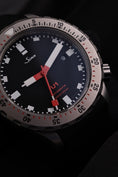 Carica l'immagine nel visualizzatore della galleria, Sinn U1 1010 Box + og. Papiere Black Dial 44 inkl. Wechselband
