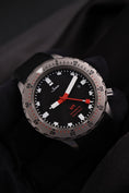 Carica l'immagine nel visualizzatore della galleria, Sinn U1 1010 Box + og. Papiere Black Dial 44 inkl. Wechselband
