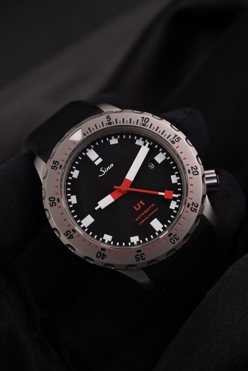 Sinn U1 1010 Box + og. Papiere Black Dial 44 inkl. Wechselband