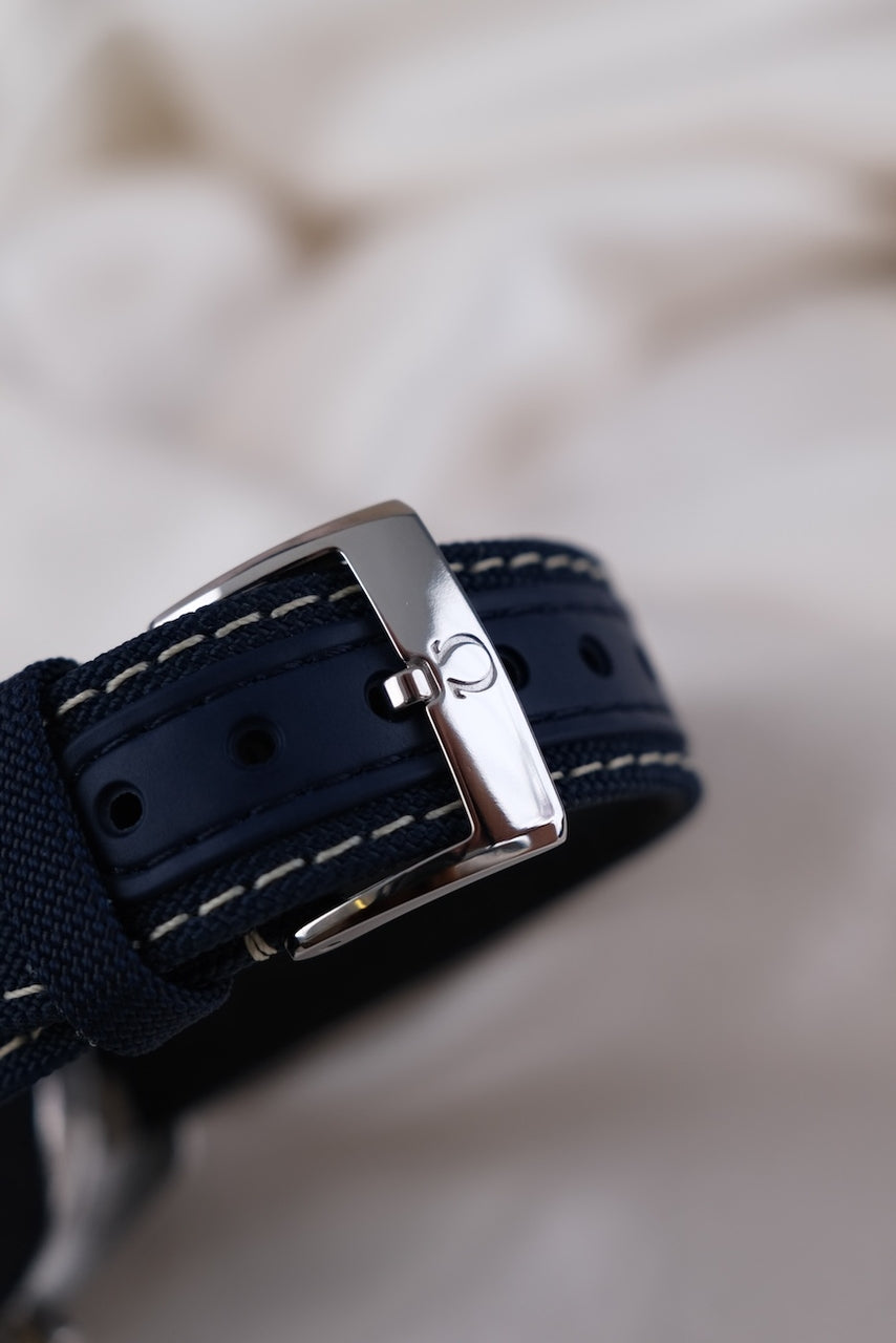 Omega Speedmaster Snoopy 31032425002001 - Detailansicht 9