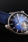 Bild in Galerie-Betrachter laden, H.Moser & Cie Pioneer Tourbillon 3804-1201 Box + og. Papiere Blue Dial, Limited Edition x/50
