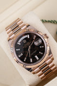 Video in Galerie-Betrachter laden und wiedergeben, Rolex Day-Date 40 228235 Box + og. Papiere Eisenkiesel Baguette Diamond Dial, 18k Rose Gold
